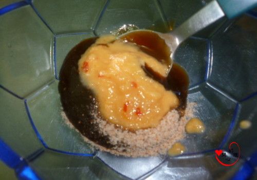 和其它[醬汁]拌勻