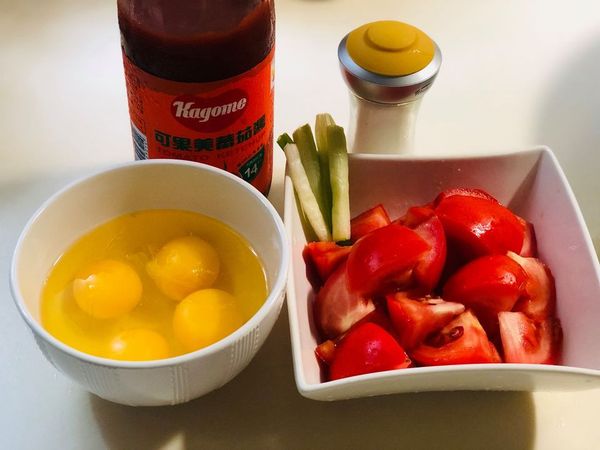 2個牛番茄切塊
4個雞蛋
番茄醬、蔥段