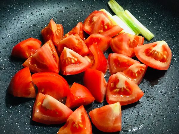 原鍋不用洗先一匙液體油
先放入蔥段爆香
再放入番茄🍅塊