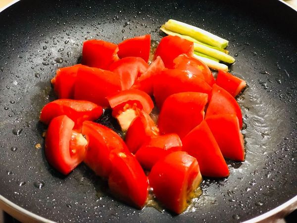 用筷子幫她翻身
(用筷子翻能每面都受熱)