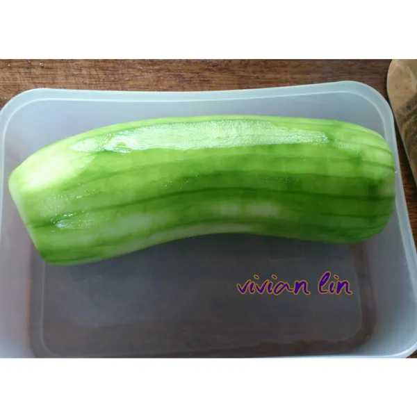 絲瓜去皮 輕輕刮除 盡量保持綠色的表層.