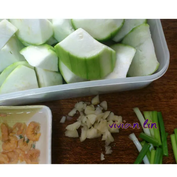 絲瓜以滾刀切塊.蝦米先泡水.蔥切小段.紅蘿蔔切成絲.