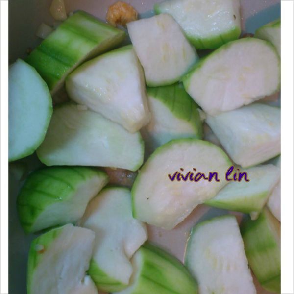 加入絲瓜 .水. 開小火 蓋上鍋蓋 慢慢悶煮 至絲瓜開始出水