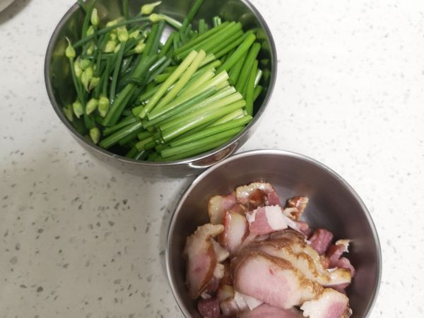 韭菜花洗淨切段
臘肉切薄片