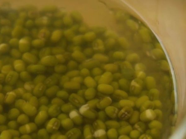 準備：
先把綠豆加水淨泡約一個晚上。

影像教學請點以下連結：
https://youtu.be/1guQFDQXD98