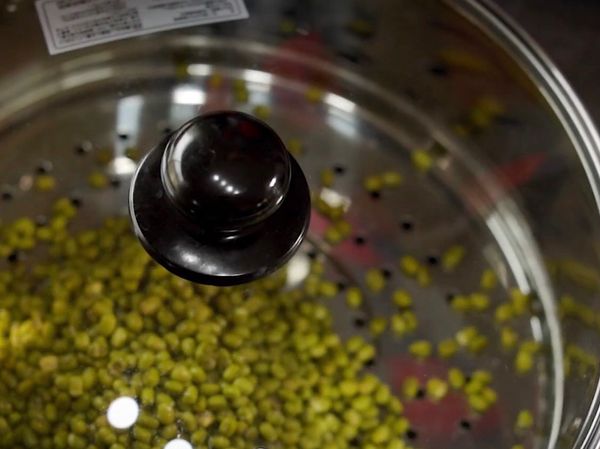 準備：
*已經泡軟的綠豆，放在鍋子𥚃蒸熟。
*馬鈴薯也需要預先蒸熟。