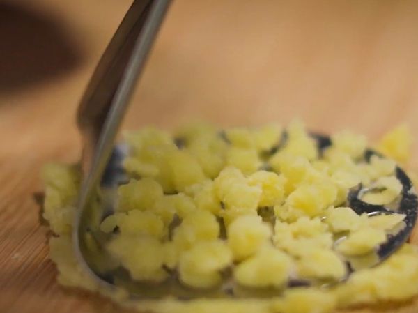 已蒸熟的馬鈴薯，去皮切半
然後押成泥。

*你也可以使用叉子。