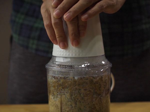 蒸熟的綠豆，放進攪拌器中，
再加入糖，鹽，香草精。
攪拌成泥。