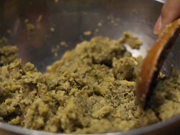 把綠豆泥搓成一小球的小圓球備用。