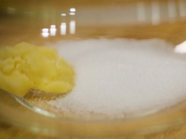 準備一個大碗，
把馬鈴薯泥，糖放進去。