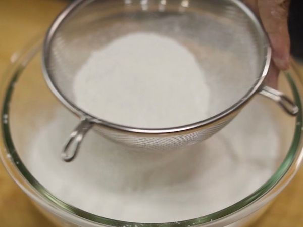 加入過篩的糯米粉。