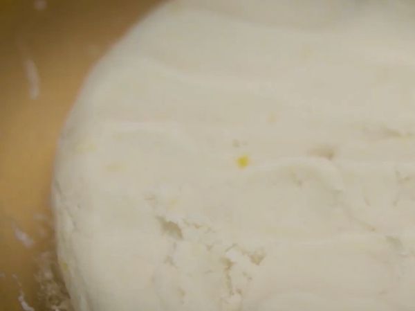 然後把水慢慢一點一點加進糯米粉中，
直至混合在一起。麵團要不硬不軟。 
就感覺像摸你的耳朵一樣。

* 需要多少水份，取決於麵粉的密度。
水千萬不要一次過全部加入，過多的水分會無法搓成團。