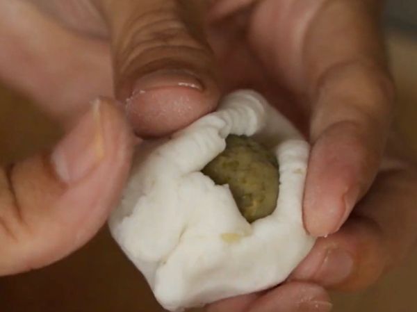 加入綠豆球，搓成圓形。
