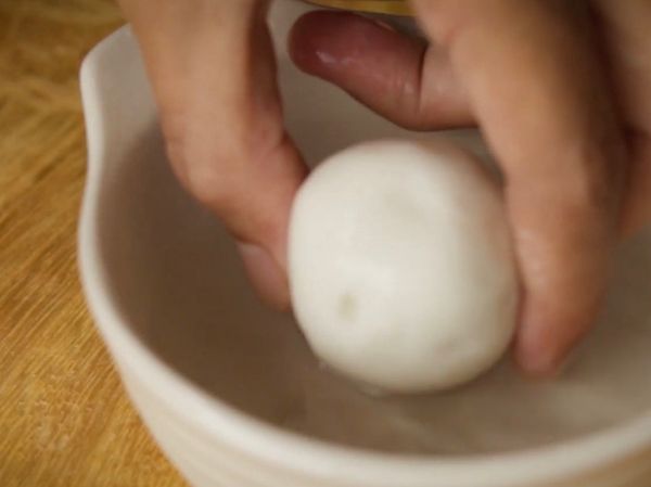 圓球表面沾一點水。