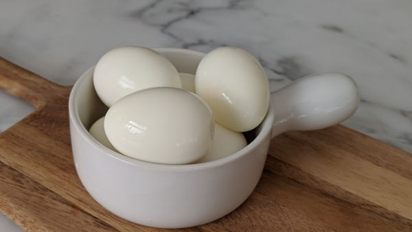 準備六顆水煮蛋(溏心蛋煮6分鐘、全熟10分鐘)。如何煮出光滑的水煮蛋以及想要的蛋黃熟度，請參考: https://thefabulouslifestyles.com/boiled-eggs/