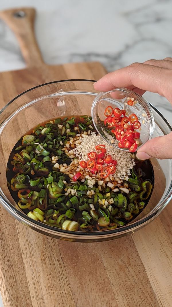 將醬汁食材全部加入碗中，如用蜂蜜或楓糖漿替代玉米糖漿，建議可以依照使用食材的甜度酌量增減用量