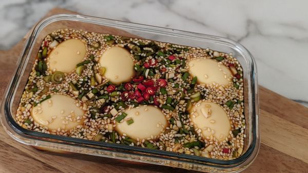 將水煮蛋放入醬汁至少冷藏6小時或隔夜，放冰箱可冷藏保存5-7天