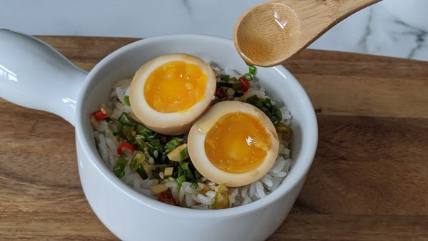 要吃的時候取出蛋，擺在熱騰騰的白飯上淋上一點醬汁，加點麻油增加香氣，即可食用