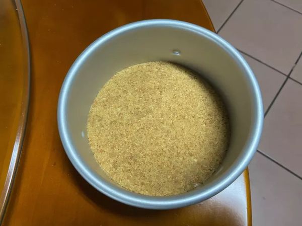 餅乾底
1.無鹽奶油隔水加熱融化至液狀
2.壓碎消化餅乾，越細密越好
3.將奶油和餅乾拌勻，倒入模具壓平