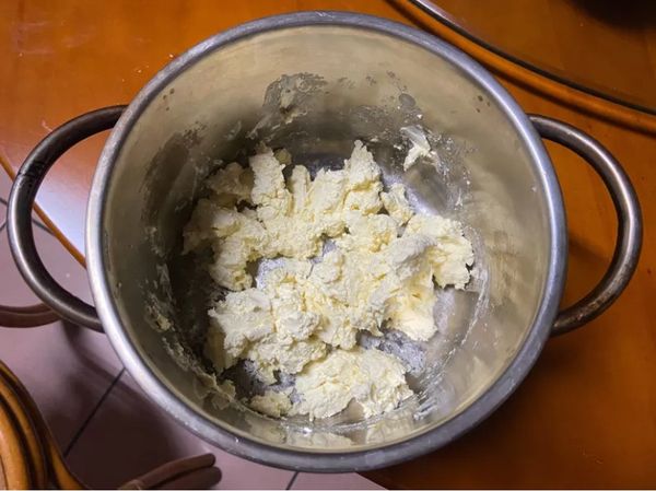 蛋糕糊
1.奶油乳酪放室溫軟化備用
2.將軟化的奶油乳酪拌軟，直到不是塊狀 (如圖)
3.倒入砂糖後拌勻
4.打蛋進去後拌勻
5.分次加入地瓜內餡拌勻
6.分次倒入過篩後的玉米粉拌勻
7.分次倒入鮮奶油拌勻