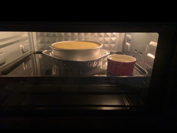 烘烤
1.烤箱預熱160度
2.將蛋糕糊倒入蛋糕模
3.蛋糕模外包一層鋁箔紙
4.烤盤上加約2公分的冷水
5.以160度烤90分鐘
6.烤好後繼續放在烤箱內約半小時
7.出爐，冷藏5小時後可脫模