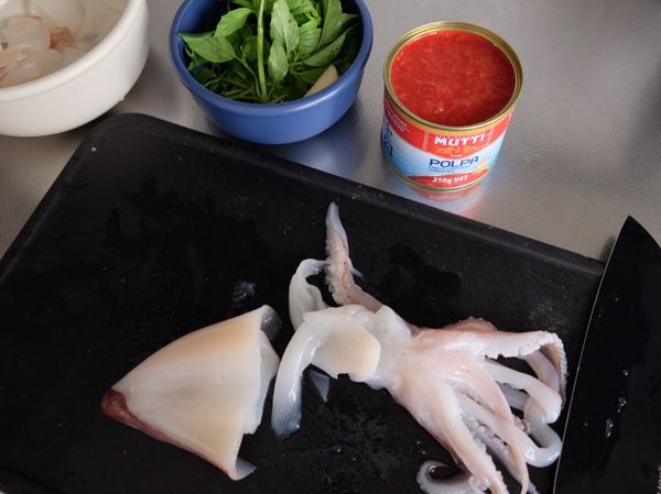 備料：透抽切成長條，適合一口吃的大小。九層塔剝葉子、蒜頭切小片、乾番茄切丁