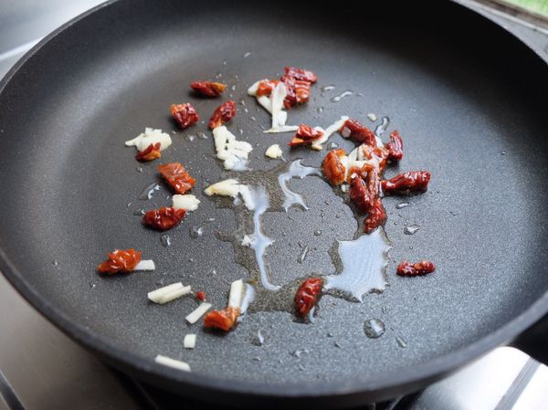 下鍋：熱鍋下油，加入乾番茄與蒜頭