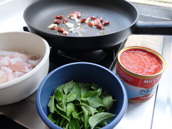 下鍋：炒香後加入透抽，炒至半熟後加入九層塔與番茄醬