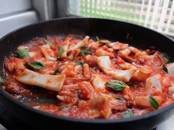 下鍋：加入鹽巴與醬油調味後，燉煮約5分鐘