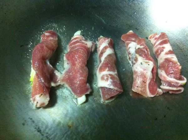 起油鍋，把捲好的豬肉捲下鍋熟