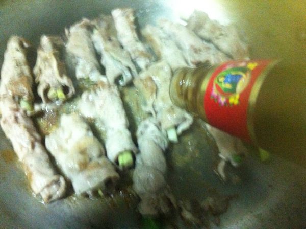 煎熟後加入【李錦記舊庄特級蠔油】和水及冰糖