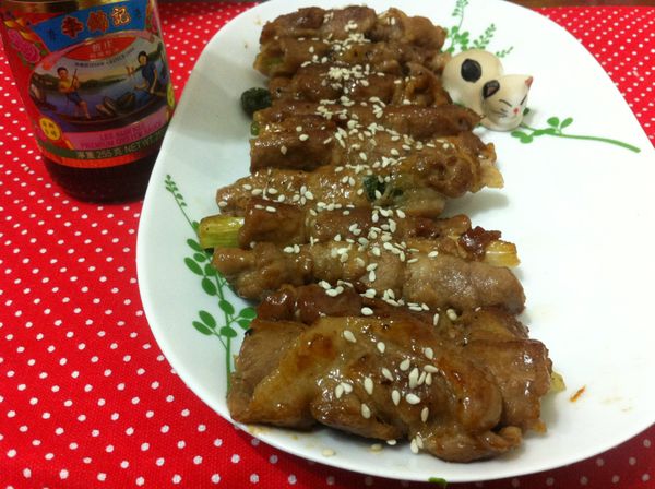 將醬汁收乾，裝盤灑上白芝麻，香噴噴上桌
李錦記創建至今125年！「李錦記舊庄特級蠔油」掌握蠔油頂級祕方，堅持採用上等鮮蠔提煉，.確保每一滴都是精華所在，鮮蠔味濃郁，至鮮至純，堪稱蠔油之極品