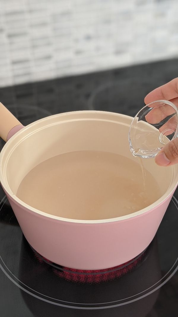 鍋子內加水至能蓋過蛋約2公分的高度，加入鹽和醋各1小匙(這樣殼會比較好剝)，大火將水煮滾