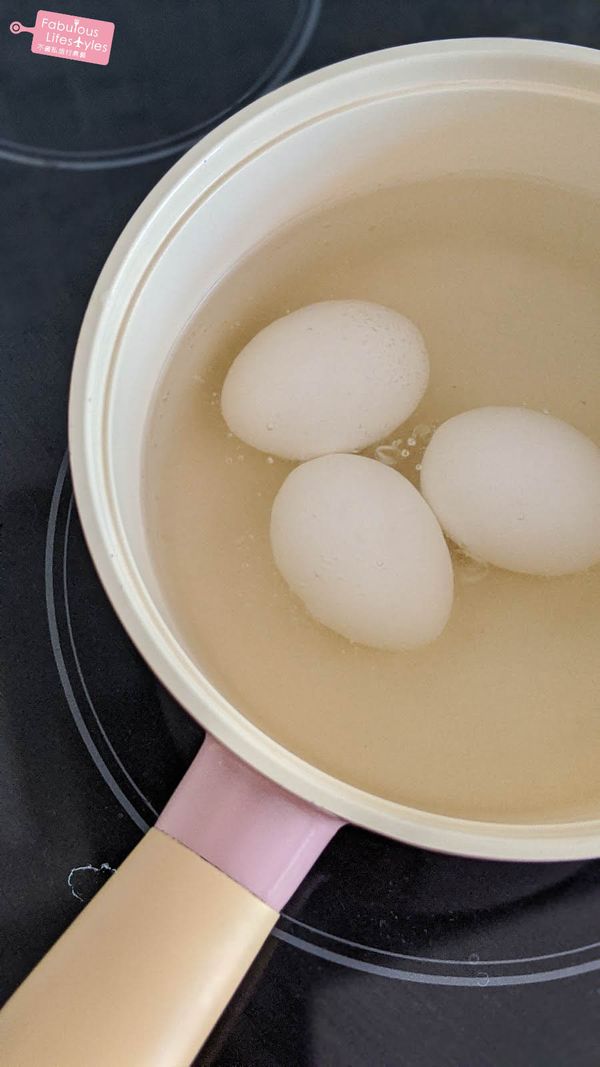 持續用這種有冒泡泡，但沒有大滾的水溫，將蛋煮至自己想要的熟度即可