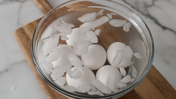 將煮好的蛋放入冰水中約10分鐘至涼，剝蛋殼即完成水煮蛋