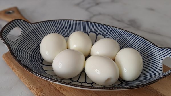 水煮蛋完成。如果要蛋好剝可以用冰箱內放比較久一點的蛋，越新鮮的蛋越不好剝