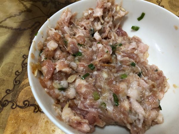 把豬絞肉用醬油、鹽巴、糖、蔥花，蛋白跟玉米粉抓醃一下