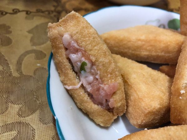 把三角豆腐剖半，平均塞入適量的肉餡