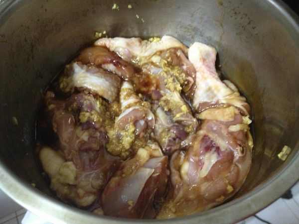 將雞腿切成是當大小 洗淨後將水分擦乾 放入[醃料] 兩面都要沾一下 若時間OK醃2~3小時 很急就20分鐘杯 中間翻一下面 讓醃料均勻些~