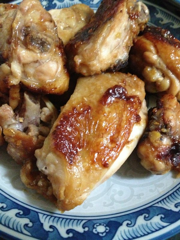 翻面後蓋上蓋子 3分鐘後再打開 (飛利浦說要再10分鐘)拿出秘密武器筷子 若可以輕易戳進去 就可以裝盤拉~ 肉汁多又嫩