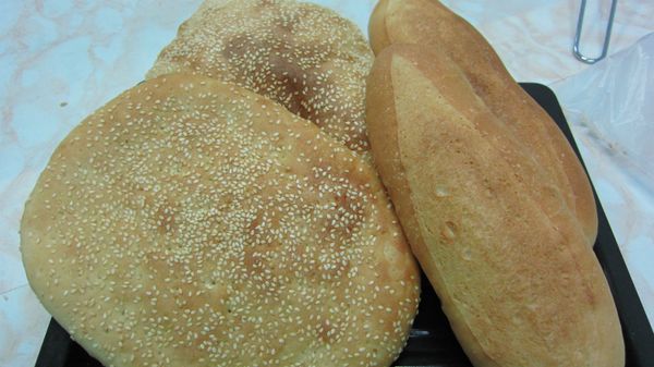 取出麵糰拍出空氣分成四等搓圓鬆弛10分鐘。