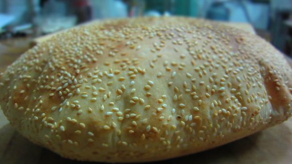 【巧巴達】︰將麵糰擀成扁平橢圓狀，烤箱溫度230度，烤至鼓起成球狀。（我沒計時，約10鐘）