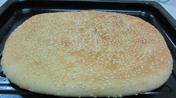 【烤餅】︰將麵糰搟成長方形，用叉子在上方插洞，烤箱溫度230度，烤約12~15分鐘。