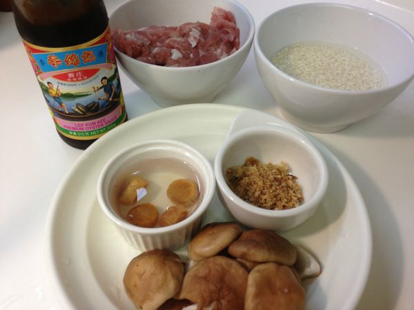 主材料備料。糯米事先泡水約30分鐘，干貝用熱水加少許的酒浸泡。