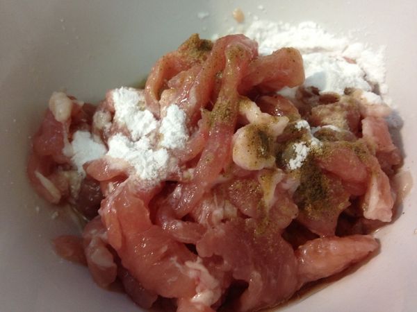 [醃料]加入肉絲中靜置入味。