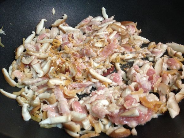 適量油熱鍋，先將蒜末炒香後，依序下剝成絲狀的干貝，香菇絲和肉絲並加入1茶匙的油蔥酥炒香。