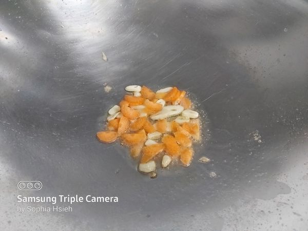 爆香蒜，加入紅蘿蔔