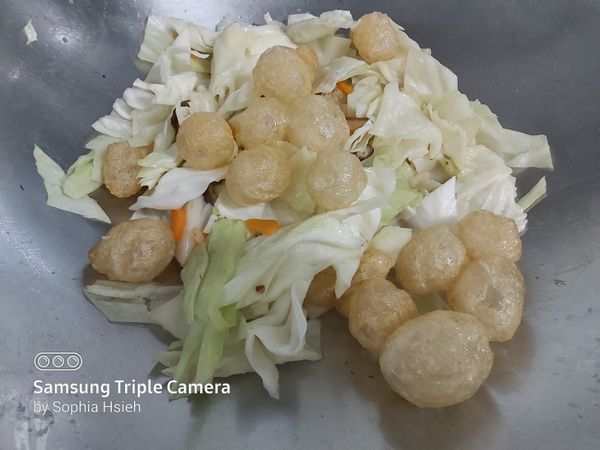 加入高麗菜，香菇，麵筋泡，加點水燜熟，最後加蟹腿