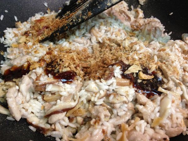 再加入瀝乾水份的糯米和以蠔油為主的[調味料A]及剩下的油蔥酥一起拌炒。李錦記創建至今125年！李錦記舊庄特級蠔油」掌握蠔油頂級祕方，堅持採用上等鮮蠔提煉，確保每一滴都是精華所在，鮮蠔味濃郁，至鮮至純，堪稱蠔油之極品。