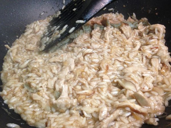 拌炒出香氣後加入約1-1/2杯的水，中小火翻炒到糯米開始有黏稠度，(水份吸收光)再盛起備用。